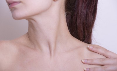 胸ニキビの原因と治し方