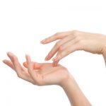 痛い指のひび割れ 原因と即効で治す方法